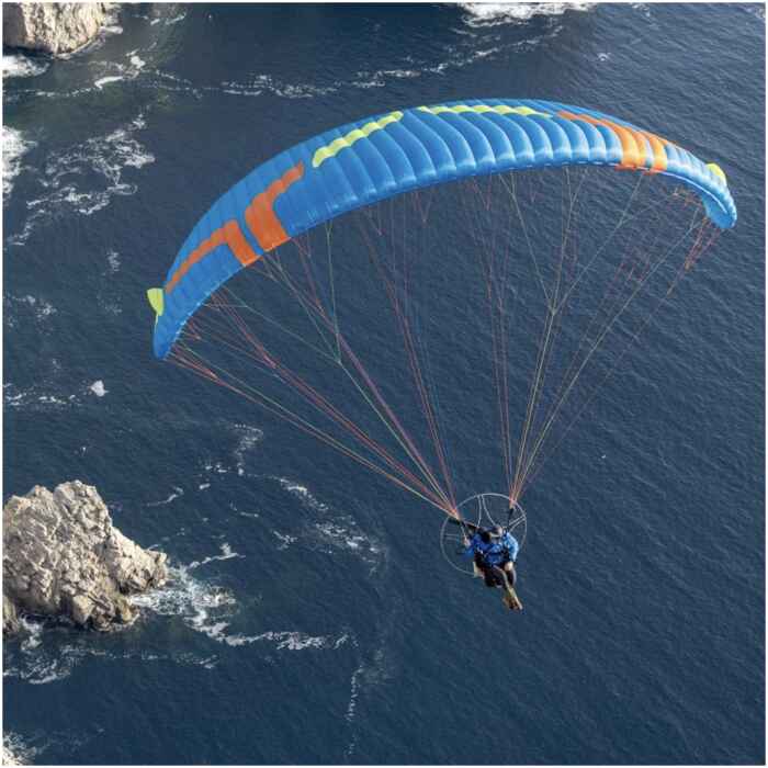 Ozone Roadster 4 paramotor vleugel boven zee