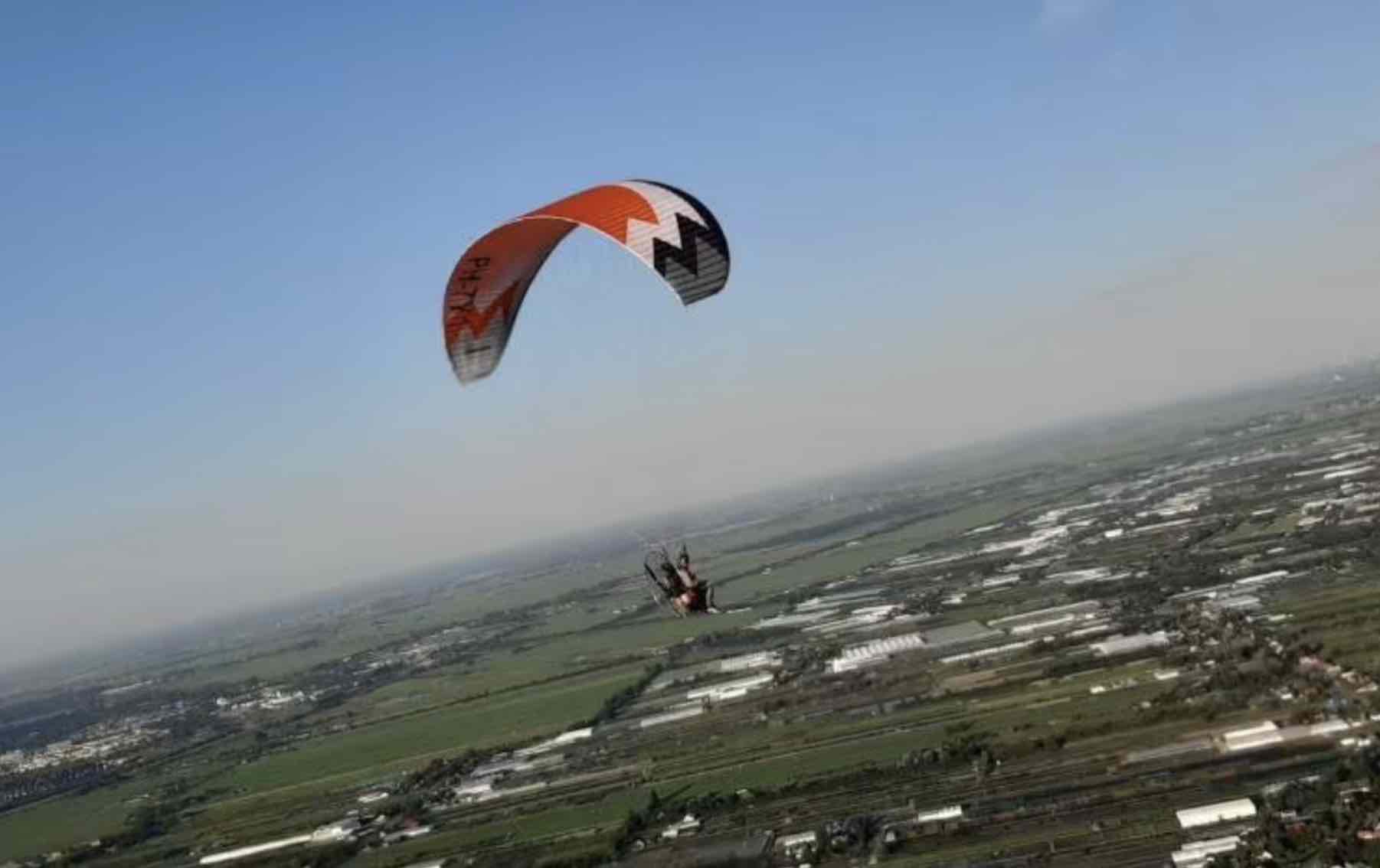 paramotor in de vlucht boven een landschap