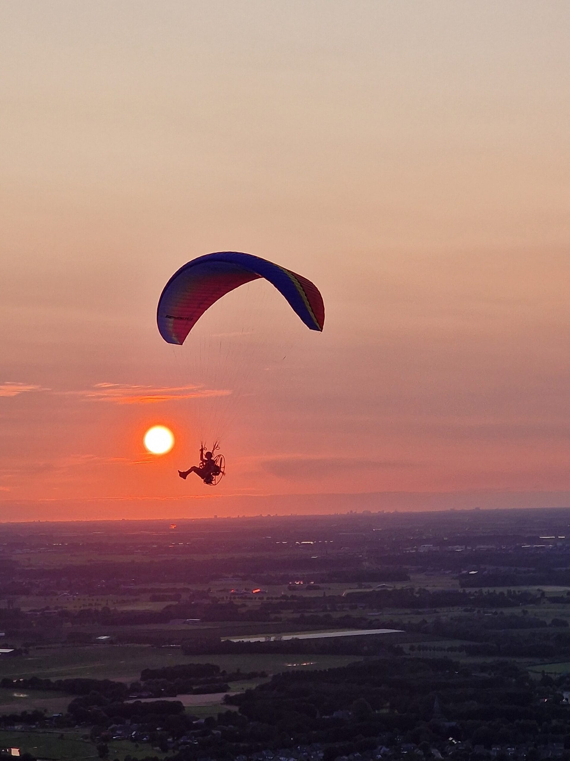Paramotor vliegschool , met een paramotor brevet ligt de wereld aan je voeten.