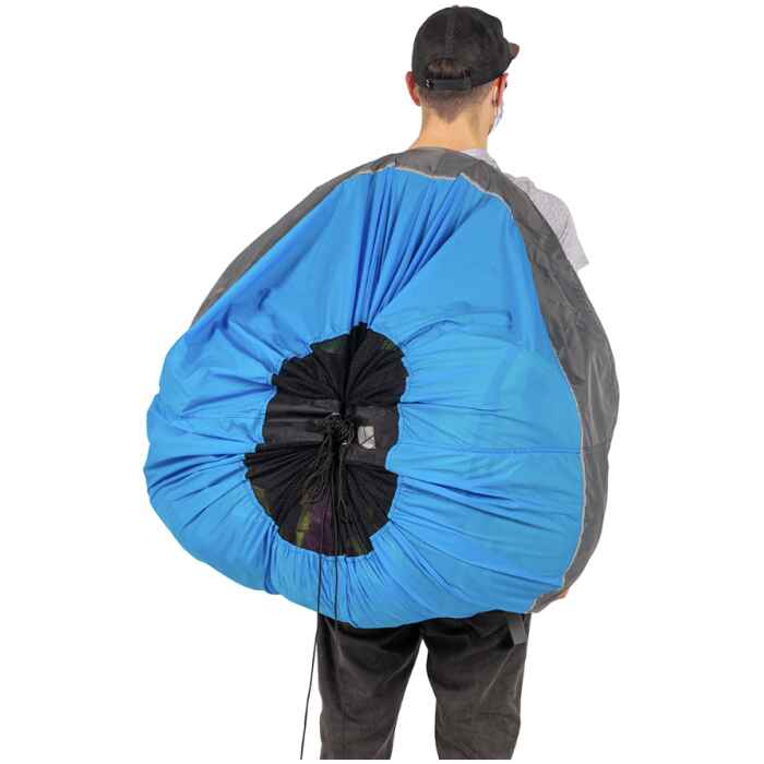 Snelpakzak voor paraglider op rug gedragen