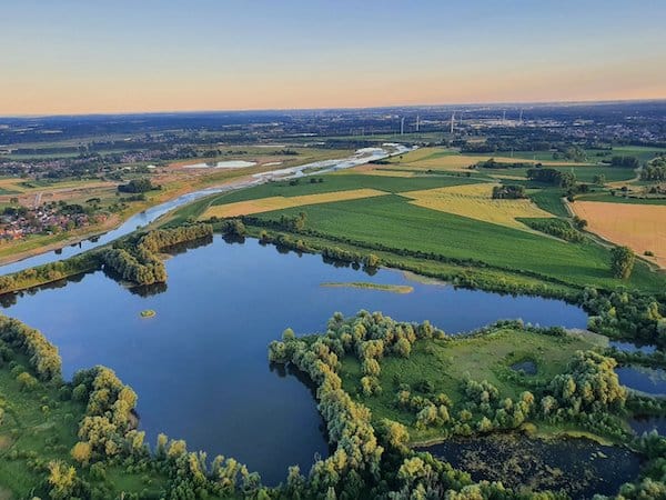 vliegen met motortje op je rug, m het uitzicht tijdens de vlucht
