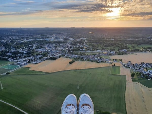 vliegen met paraglider met motor uitzicht