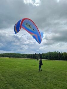 paragliden met motor ground handling oefening