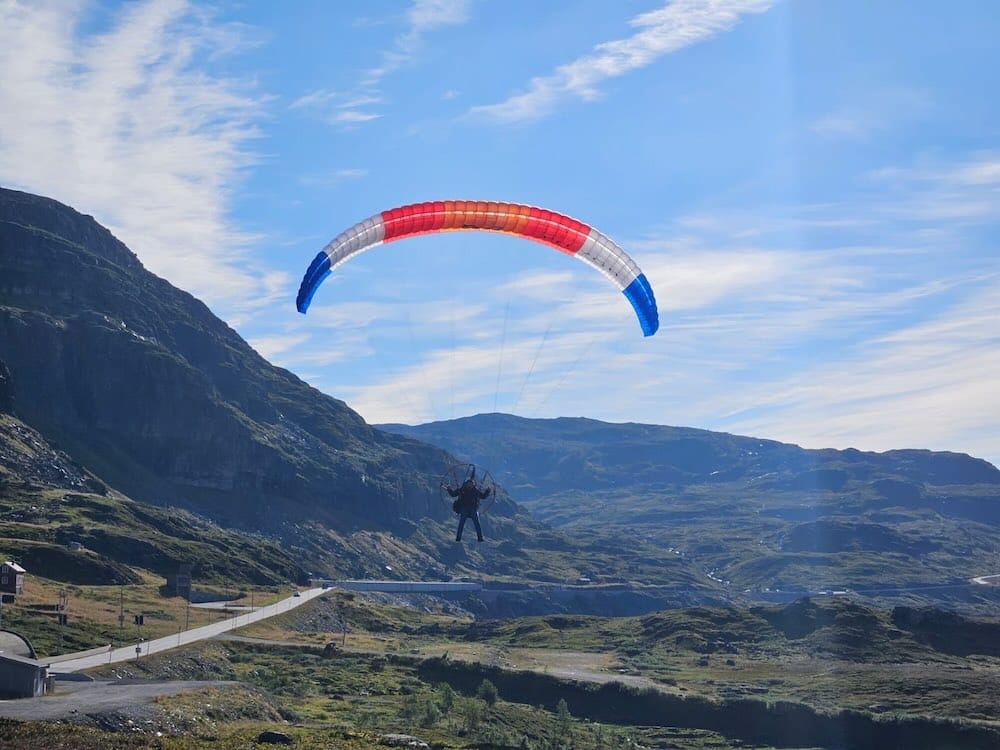 Paramotor vliegen in Noorwegen. Een paramotor kort voor de landing in Noorwegen.