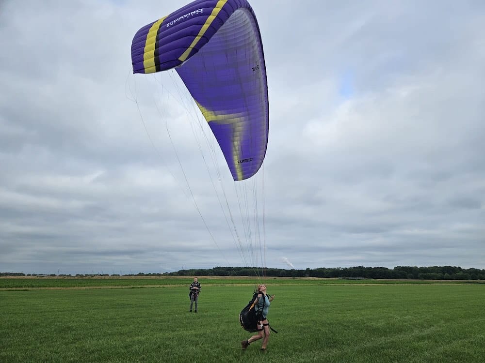 paramotor vliegen leren, het rondlopen met een paraglider tijdens grondhandeling techniek les
