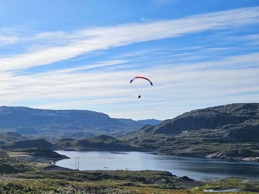 paramotor vliegen boven bergmeer in Noorwegen