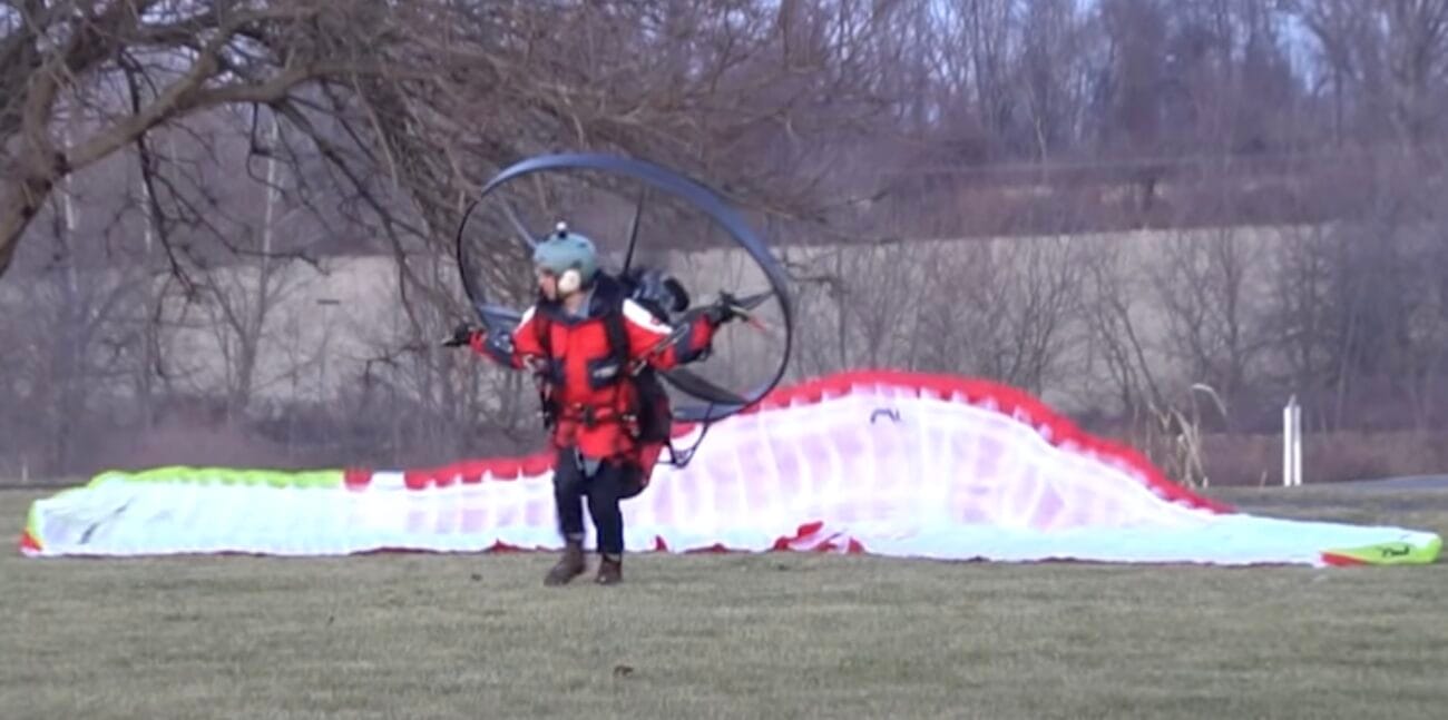 paramotor vliegen, paramotor start fase 1 het opzetten van de paraglider.