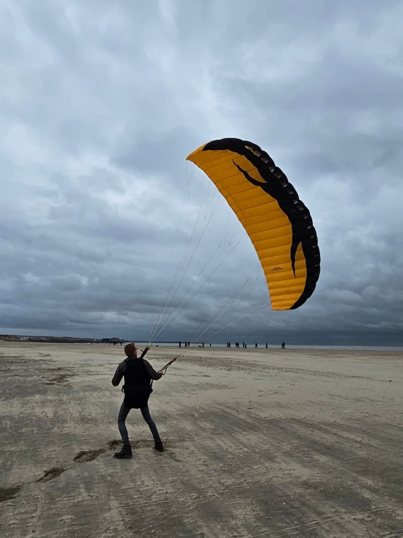 Paramotor training aan de kust. Actie en fijngevoelige beheersing van de glider.