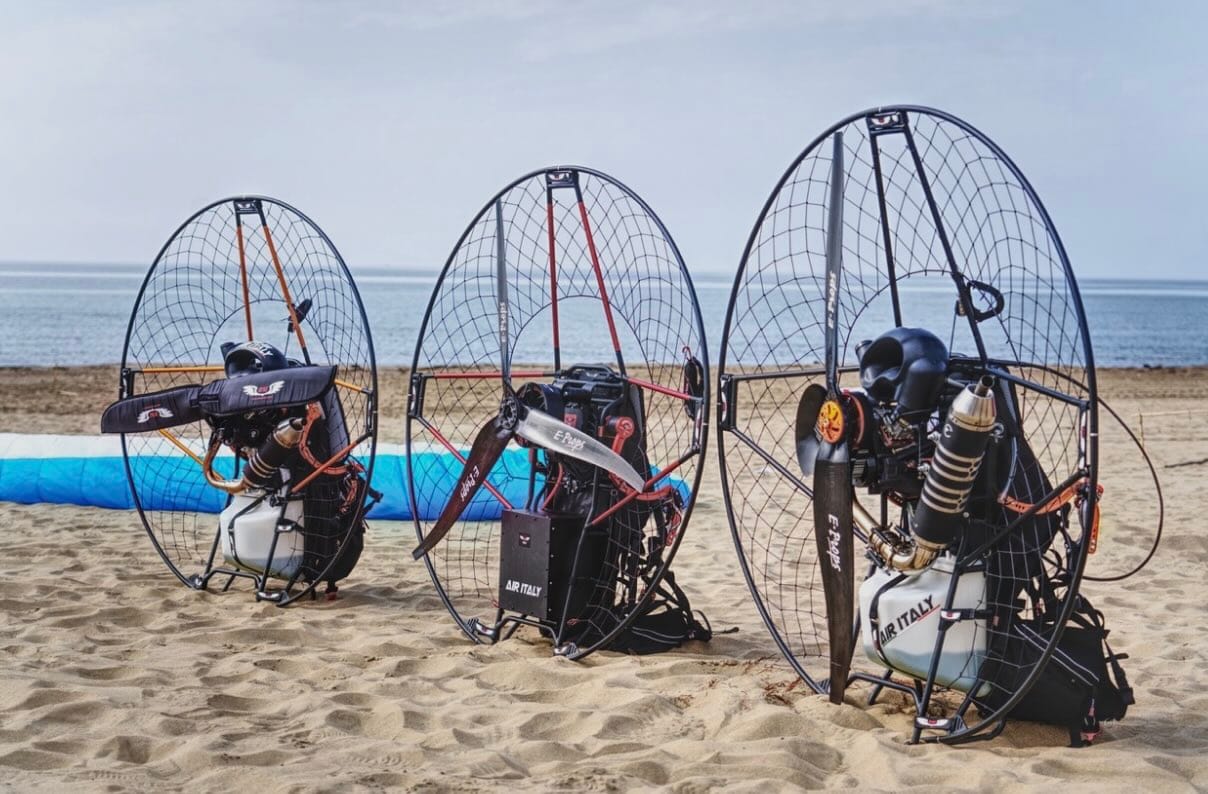 Paramotors op het strand tijdens een paramotor vliegvakantie in Italië